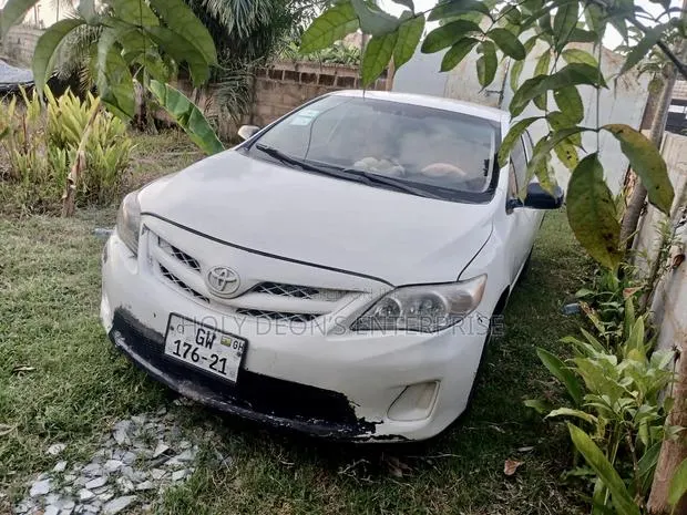 Toyota Corolla LE 4dr Sedan (1.8L 4cyl 4A) 2013 White · Photo 1