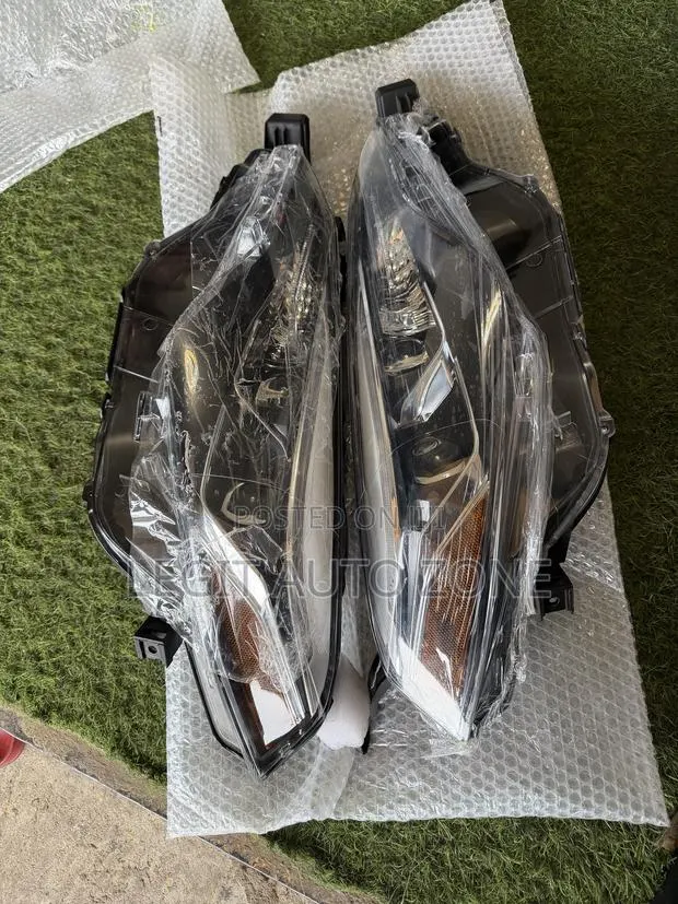 Toyota Corolla 2017,2018, Sport Headlights Available · Photo 1