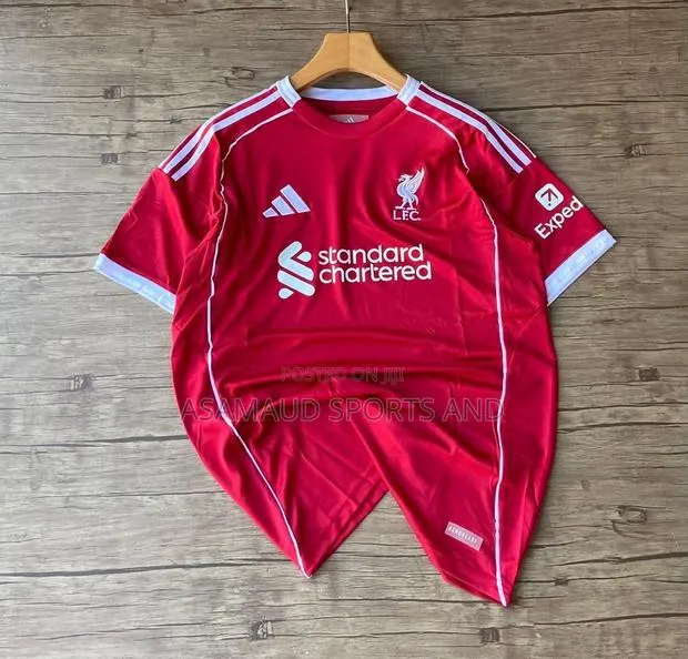 Original Liverpool Jersey And Muffler At Cool Price · Photo 1