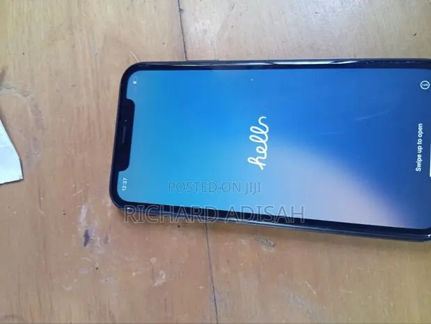 Apple iPhone XR 64 GB Black · Photo 1
