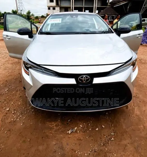 Toyota Corolla LE 2020 Silver · Photo 1