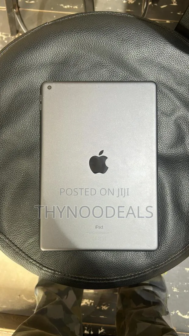 Apple iPad 10.2 (2021) 64 GB Gray · Photo 1