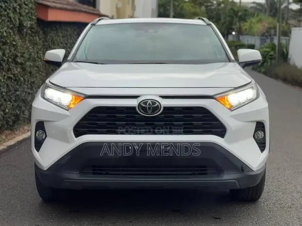 Toyota RAV4 XLE AWD 2020 White · Photo 1