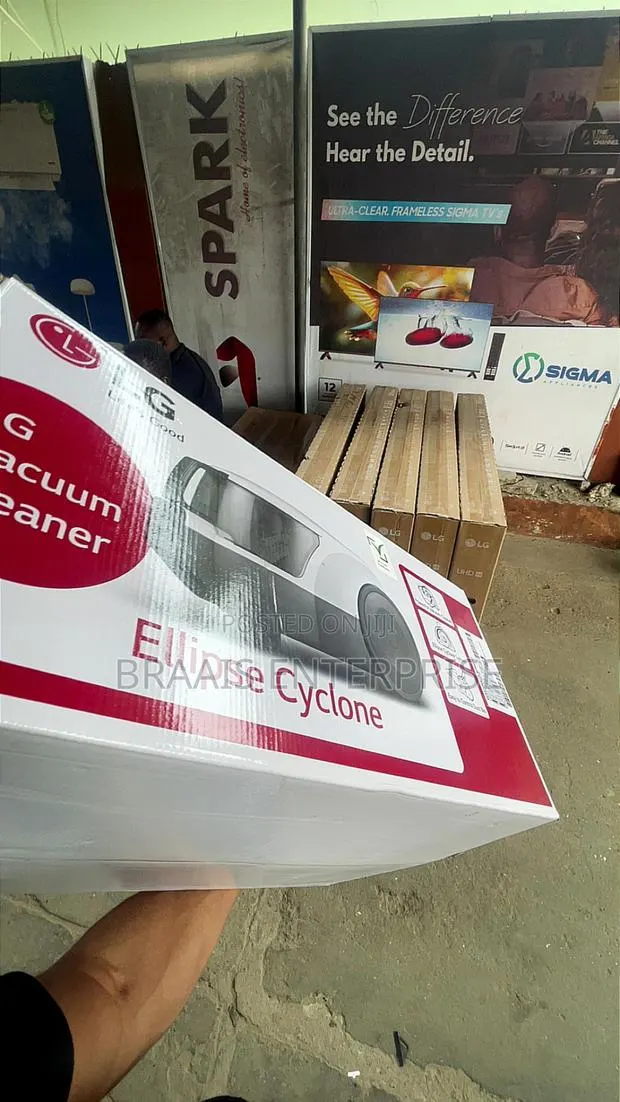 LG 2000w Vacuum Cleaner · Photo 1