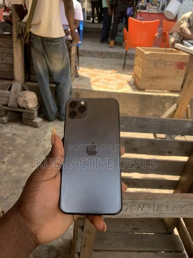 Apple iPhone 11 Pro Max 64 GB Black · Photo 1