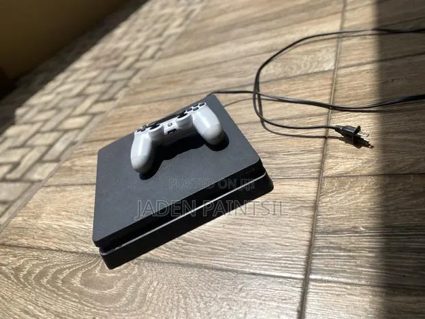 Clean PS4 Slim 500GB + 1 Controller + FC 26&Tomb Raider · Photo 1