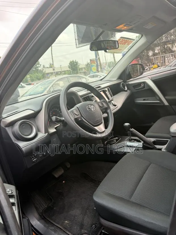 Toyota RAV4 2019 White · Photo 1