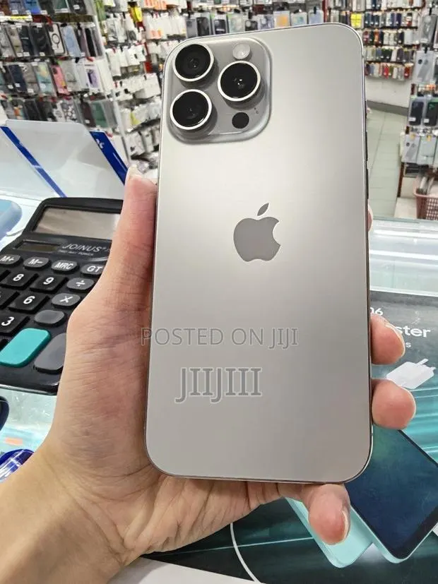 Apple iPhone 16 Pro Max 512 GB Silver · Photo 1