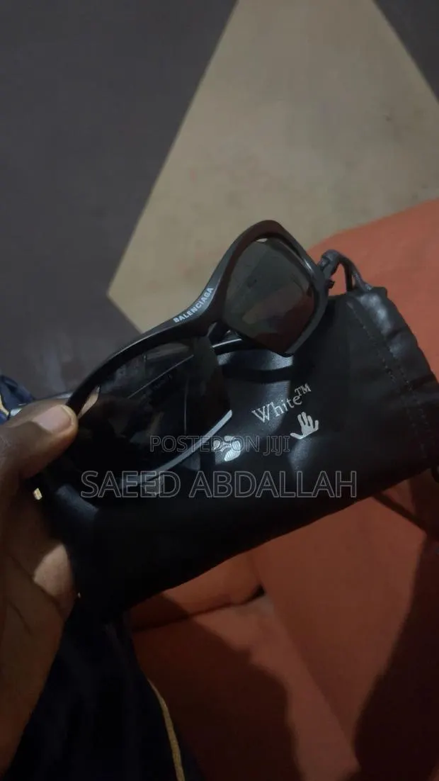 Balenciaga All Round Sunglasses · Photo 1