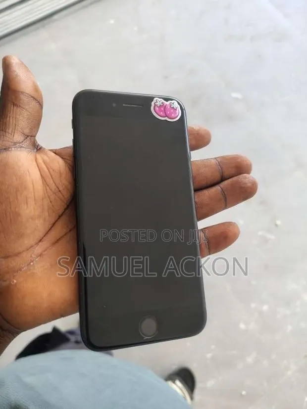 Apple iPhone 7 32 GB Black · Photo 1