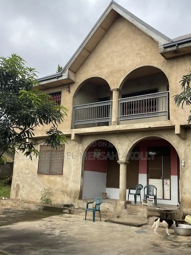 8bdrm House in Ashongman Estate, Police Station for sale · Photo 1