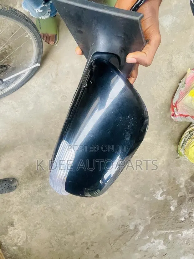 Toyota Vitz 2008 Side Mirror · Photo 1