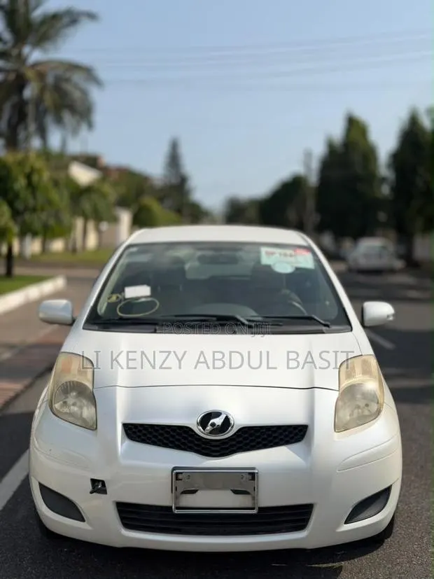 Toyota Vitz 2010 White · Photo 1