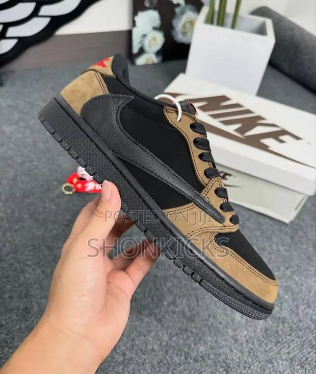 Jordan 1 Travis Scott- Brown/Black · Photo 1