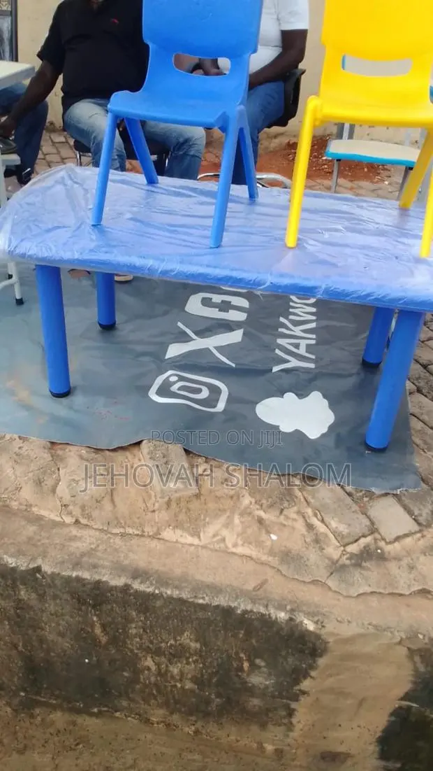 Kids Table Available for Sale · Photo 1