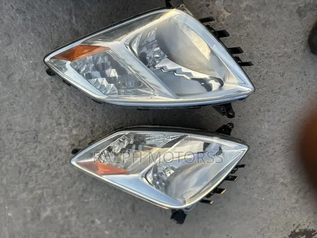Toyota Prius 2004-2009 Headlight Pair · Photo 1
