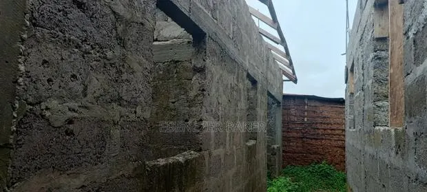 2bdrm Room & Parlour in Akyim Road, Tarkwa Nsuaem for sale · Photo 1