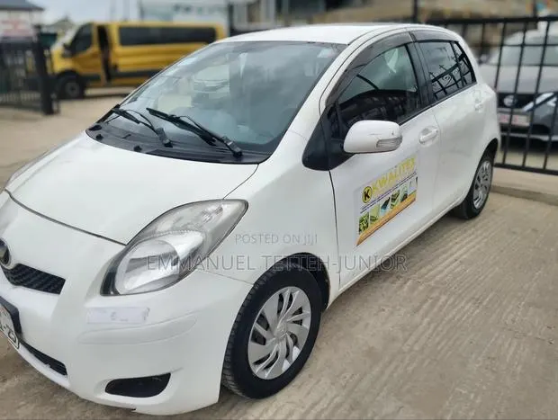 Toyota Vitz 1.0 FWD 5dr 2010 White · Photo 1