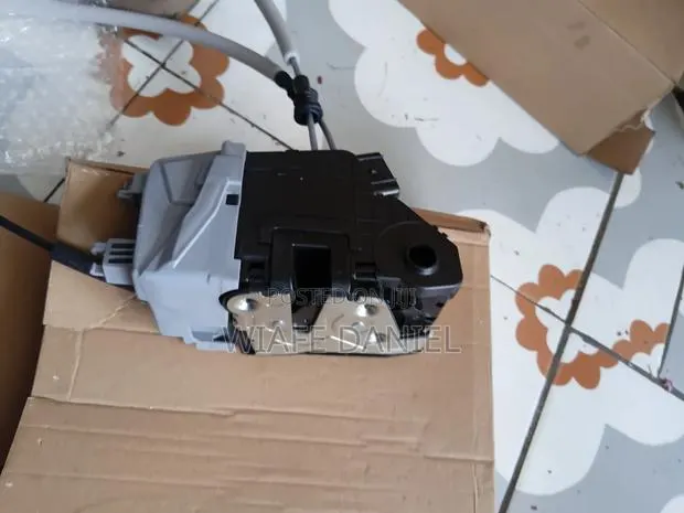Hyundai Elantra 2018 Door Locker · Photo 1