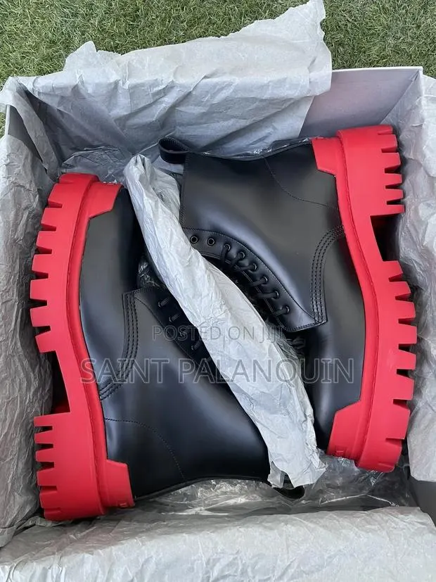 Balenciaga Strike · Photo 1