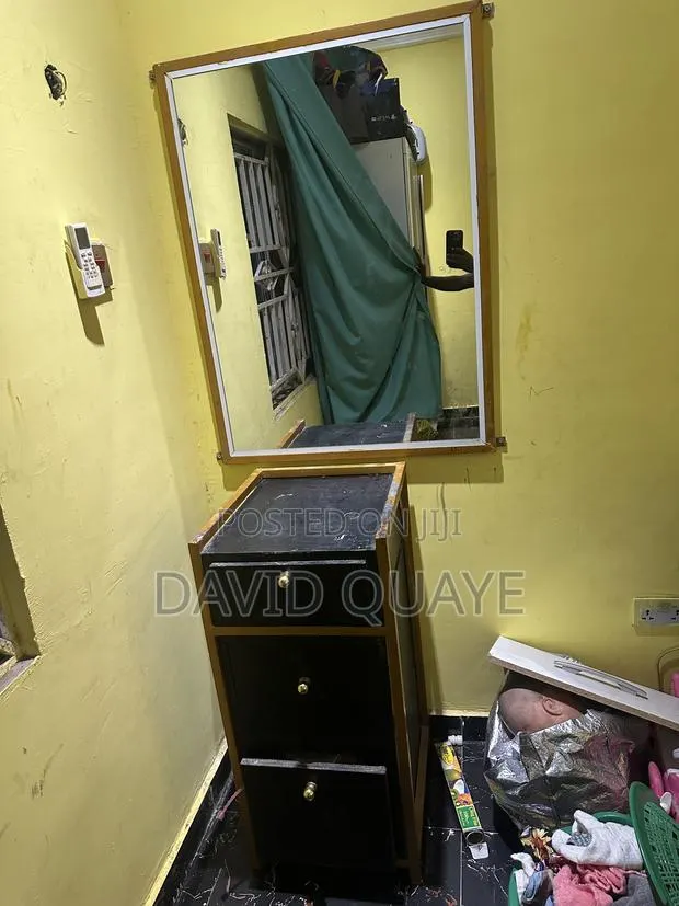 Saloon Mirror and Drawer · Photo 1