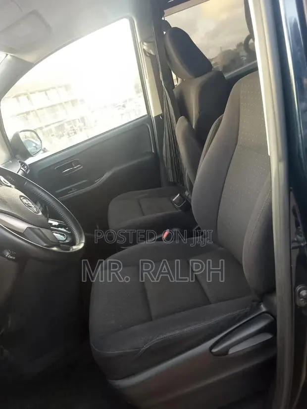 Toyota Voxy V 2WD 8-Seater 2015 Black · Photo 8