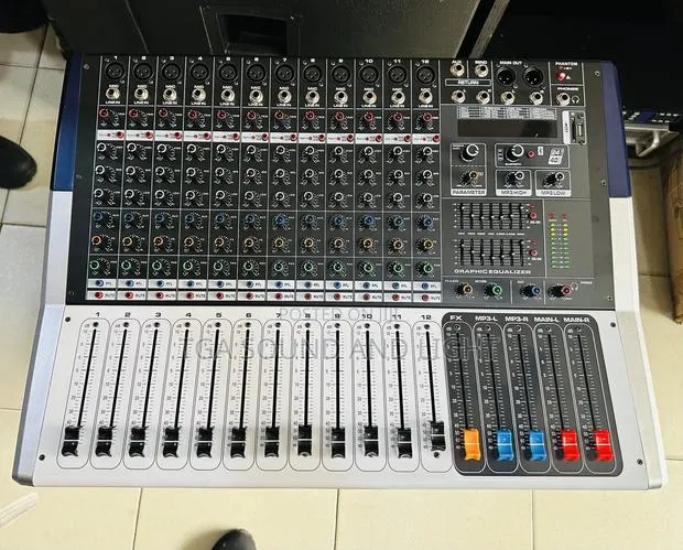 Yamaha 12 Channel Powered Mixer [Kv 12] · Photo 1