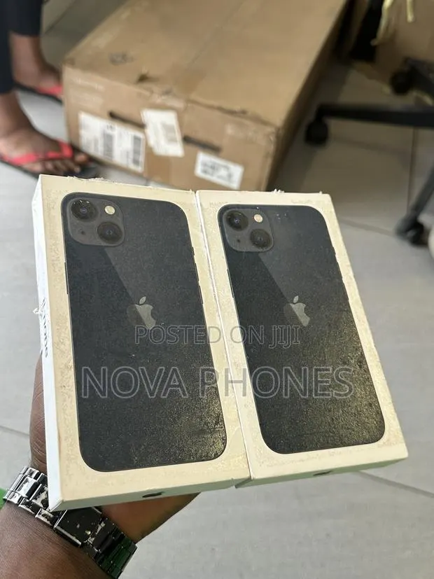 New Apple iPhone 13 128 GB Blue · Photo 1