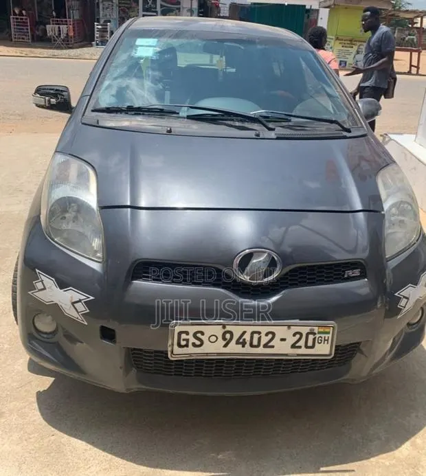 Toyota Vitz 1.5 FWD 3dr 2016 Gray · Photo 1