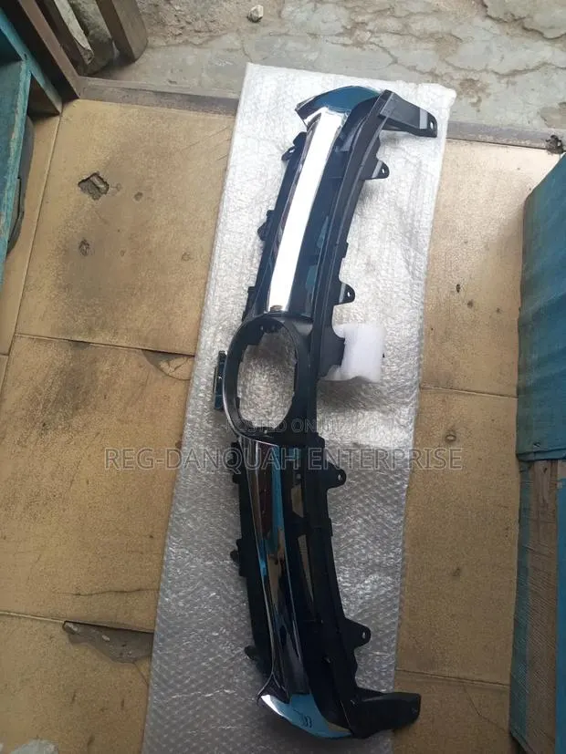 Toyota Camry 2015-2017 Top Grille · Photo 1