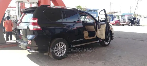 Car Rentals Rent a Prado for Business Trips, Engagements · Photo 1