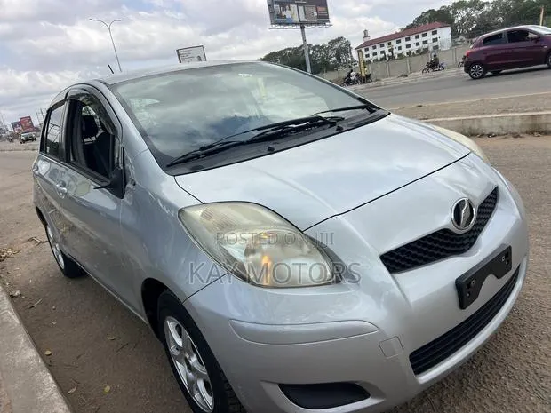 Toyota Vitz 1.3 FWD 5dr 2010 Gray · Photo 1