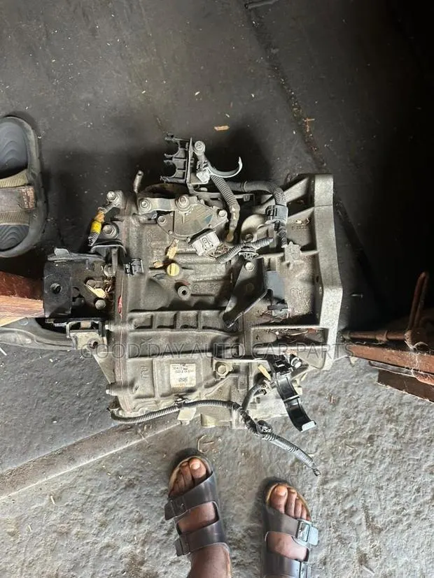 Toyota Vitz Gearbox (8 Pins ) · Photo 1