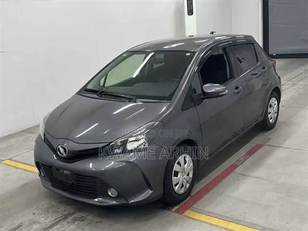 Toyota Vitz 1.3 FWD 5dr 2015 Gray · Photo 1