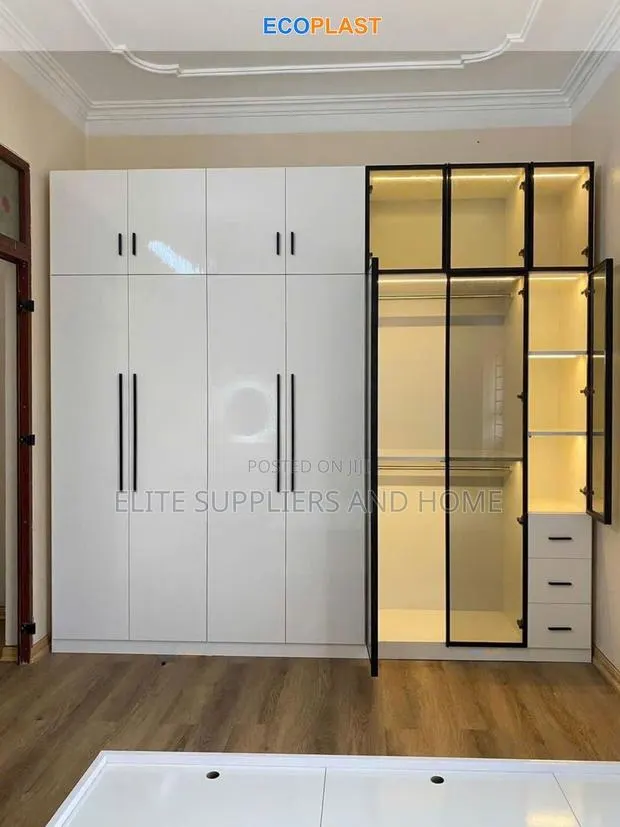 Closet /Wardrobe · Photo 1