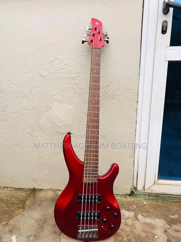 Yamaha TRBX 305 Guitar · Photo 3