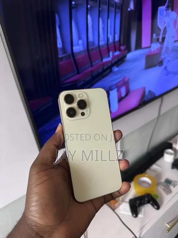 Apple iPhone 14 Pro Max 128 GB Gold · Photo 1