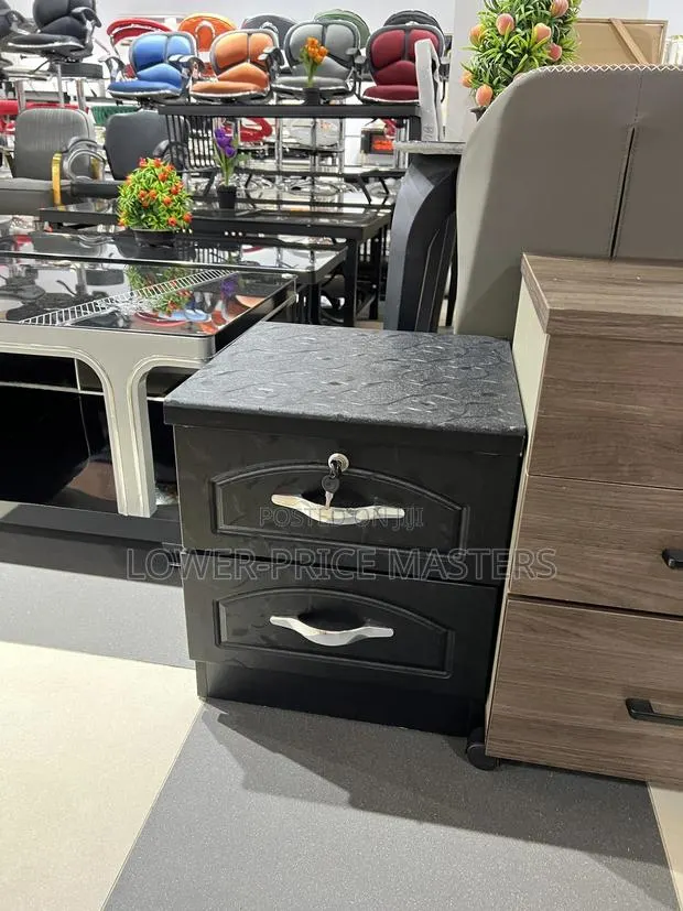 Black Side Table · Photo 1