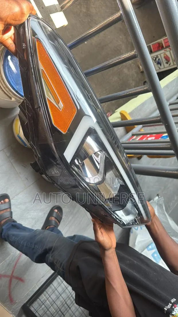 Hyundai Tucson 2018,2019, 2020 Headlight Available · Photo 1