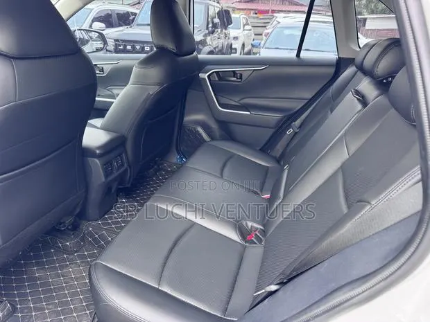 Toyota RAV4 2023 White · Photo 1