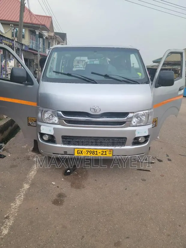 Toyota HiAce 2013 Beige · Photo 1