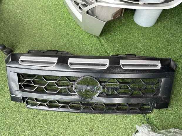 Nissan Frontier 2022-2024 Front Grille · Photo 1