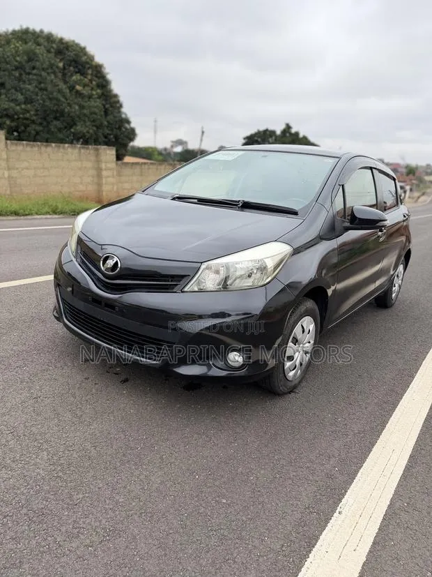 Toyota Vitz 1.3 AWD 5dr 2015 Black · Photo 1