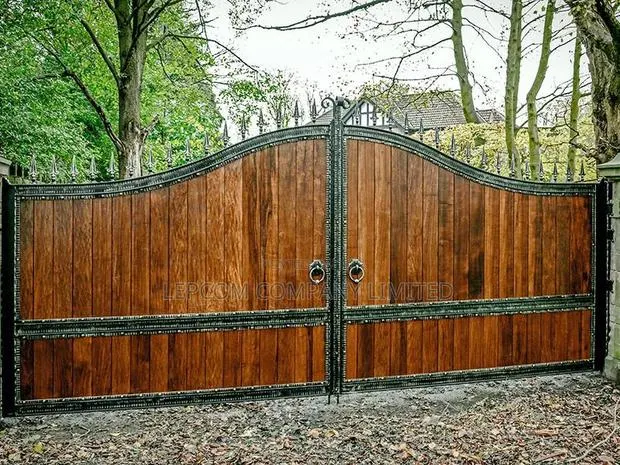 Wooden Metal Gate · Photo 1