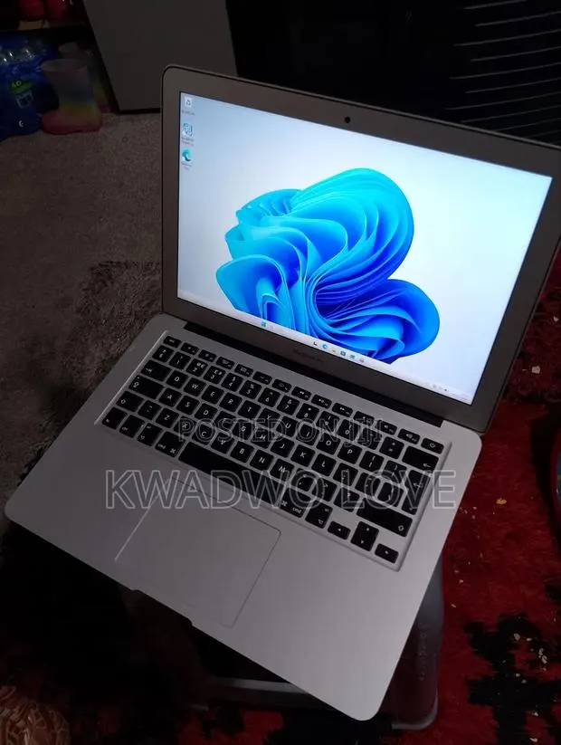 Laptop Apple MacBook Air 4GB Intel Core i5 SSD 128GB · Photo 1