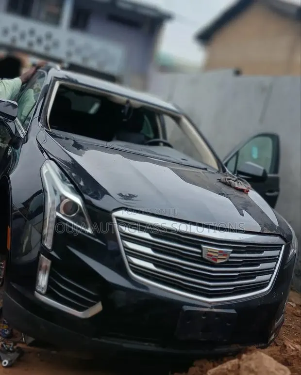 2017 Cadillac XT5 Windscreen Available · Photo 1