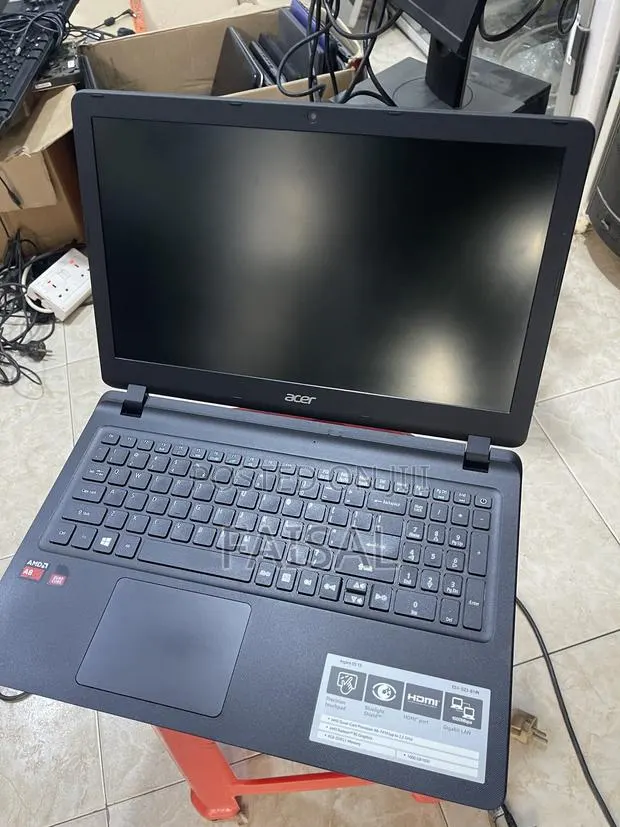 Laptop Acer Aspire ES1-524 8GB AMD A8 HDD 1T · Photo 1