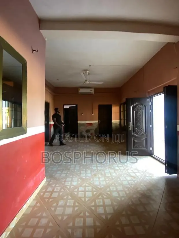 2bdrm Apartment in Lapaz Racecourse, Nyanmekye for rent · Photo 1