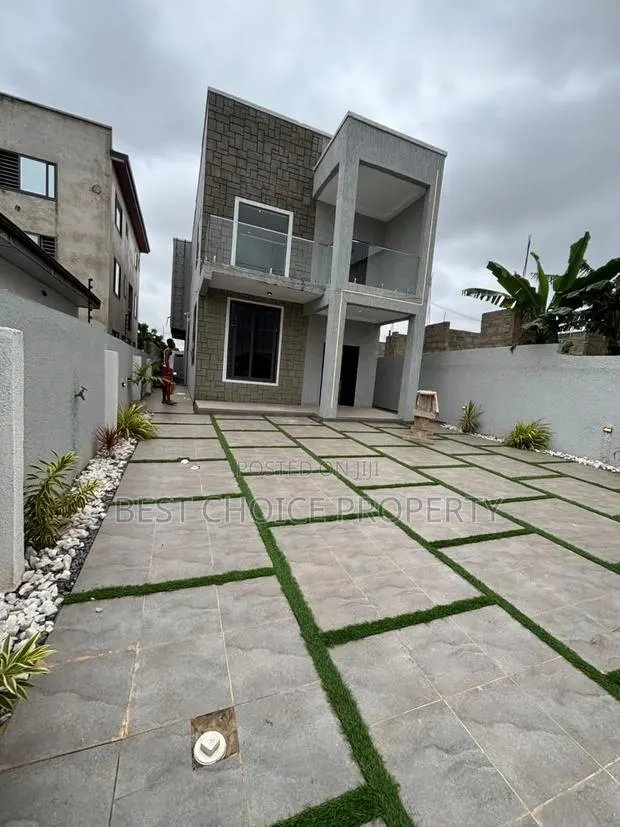 4bdrm Duplex in New Legon for sale · Photo 1