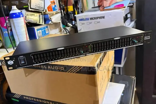 Show Eq-215 Dual Channel 15-band Graphic Equalizer. · Photo 1